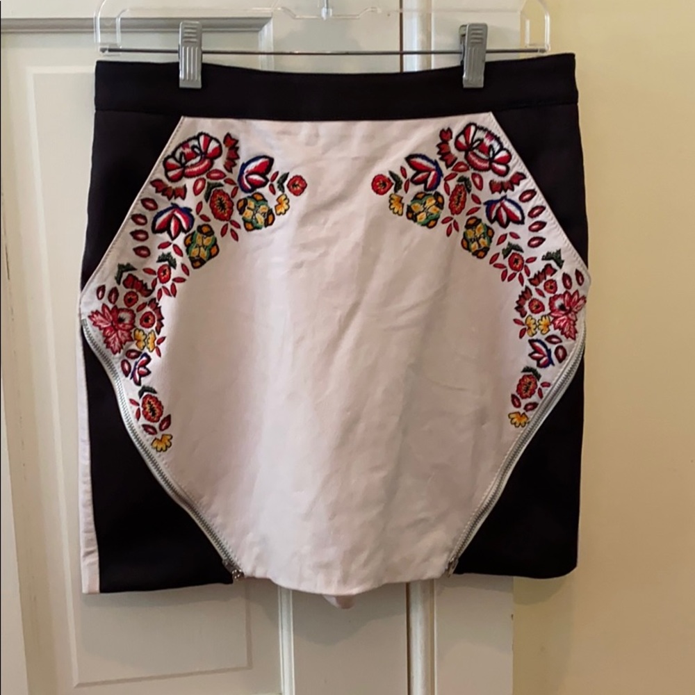 Designer embroidered leather mini skirt w pockets!